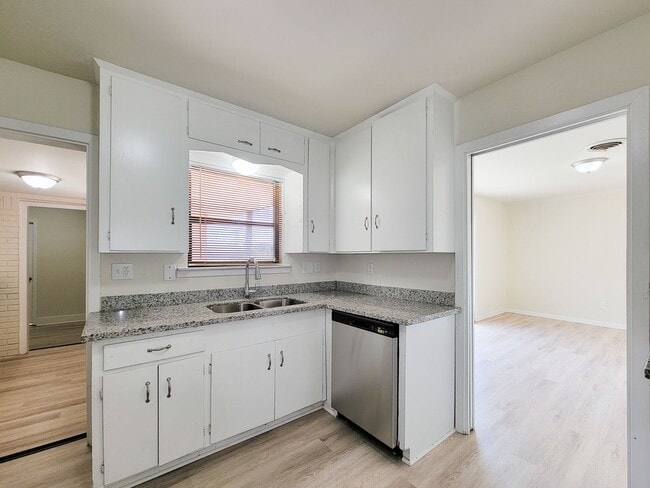Photo - BEAUTIFUL REMODELED 4 BEDROOM 2 BATH HOME IN LAKE JACKSON, TEXAS