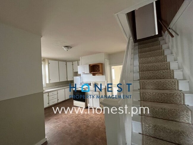 Photo - 8 Lasalle St