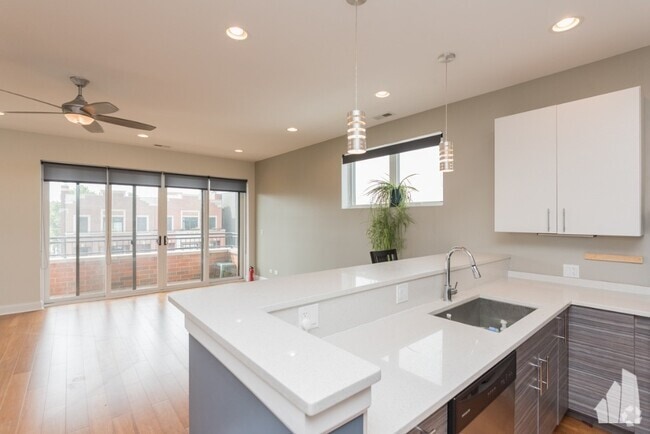 Building Photo - 2248 W Irving Park Rd Unit 4 Rental