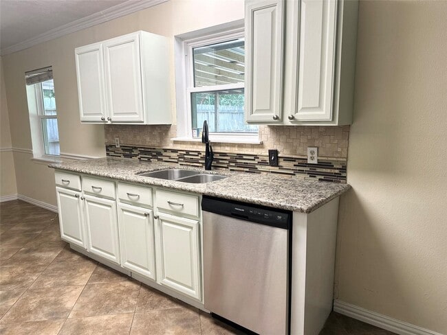 Photo - 1126 E Dartmouth Ln