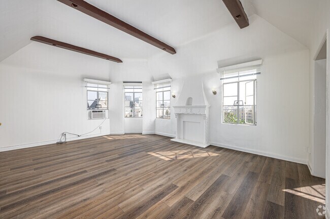 1BR, 1BA - 975SF - Living Room