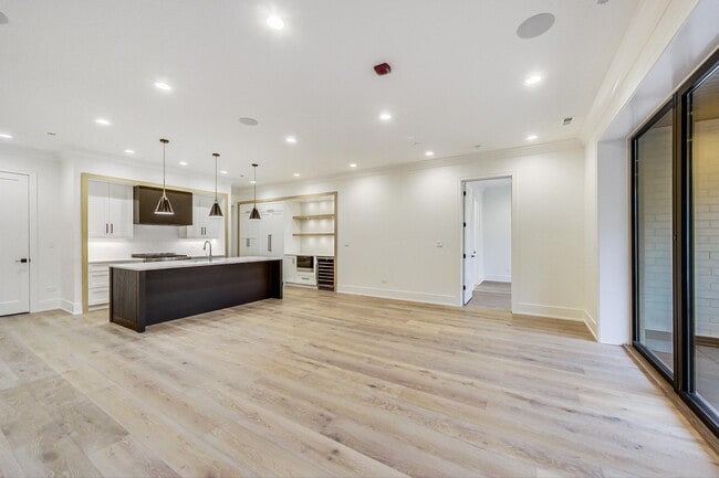 Building Photo - 4912 N Lincoln Ave Unit N3