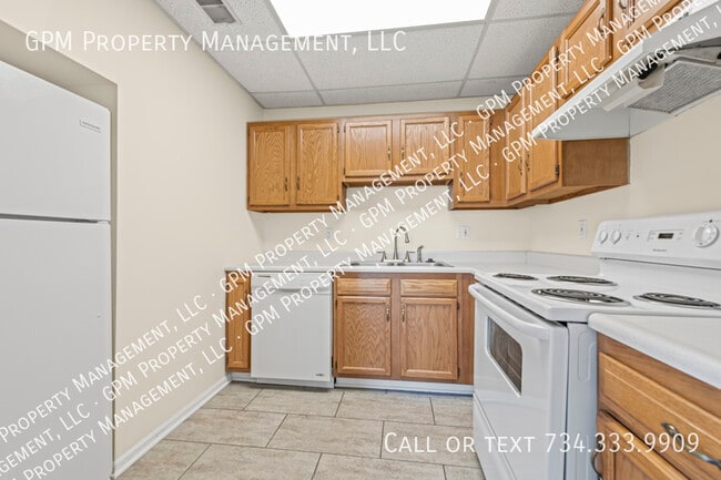 Photo - 412 Grand River Ave