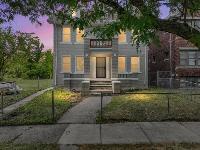 Building Photo - 5124 W Chicago Unit 4