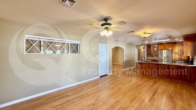 Photo - 104 E Taylor St