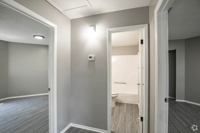 2BR, 1BA Loft ceiling - 965SF - 8014 Tommy Ct Tampa, FL 33619-4833