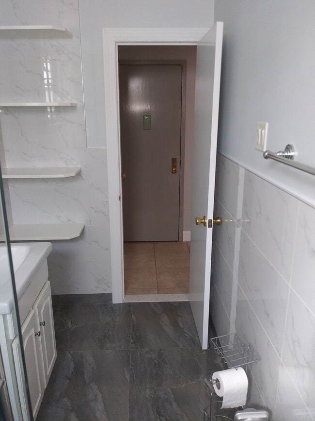 Building Photo - 1738 Dekalb Ave Unit 2R