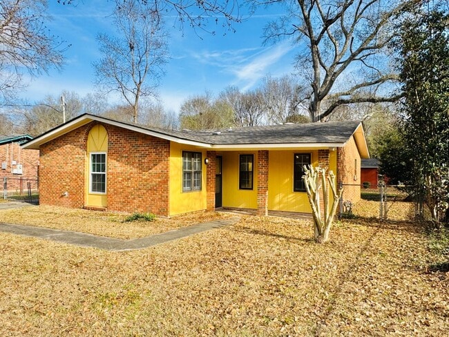 Building Photo - Charming updated 3-bedroom home!