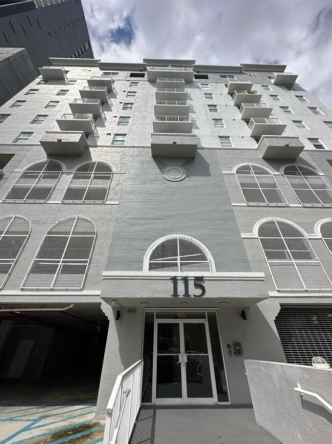 Building Photo - 115 SW 11th St Unit 805