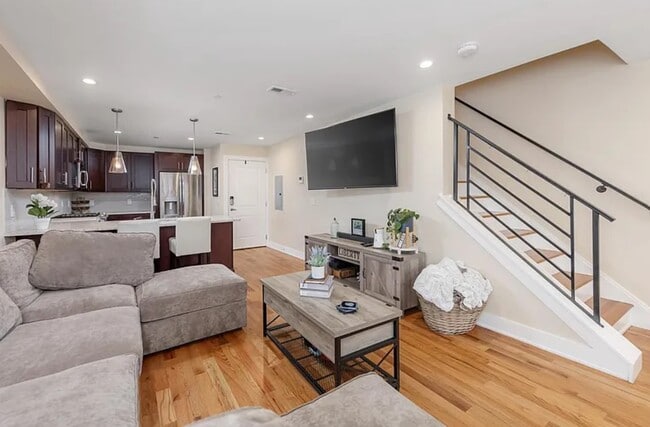 Living Area - 938 N Marshall St Unit 3