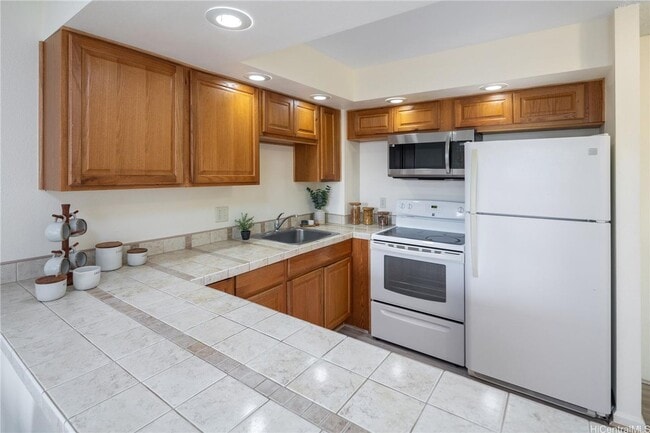 Building Photo - Kukui Plaza Ewa Tower - 1 bedroom 1 bath with 1 assigned parking Unit E1313