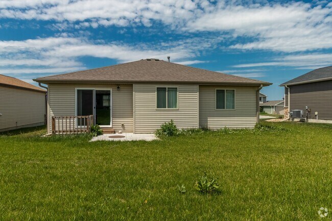 Building Photo - Beautiful Newer Home In South Lincoln