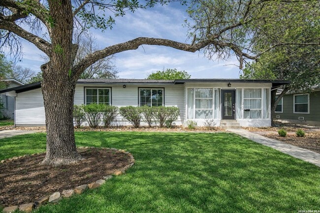 Building Photo - GORGEOUS 4-BEDROOM HOME IN TERRELL HEIGHTS