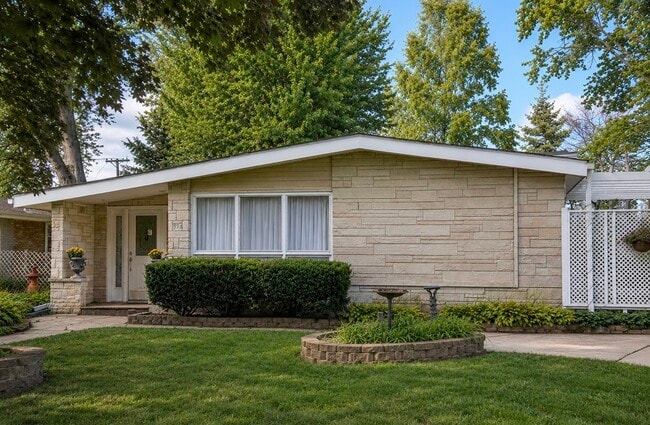 Building Photo - 2616 Fontana Dr