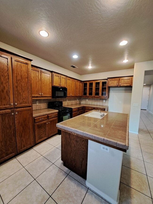 Building Photo - Immaculate Large Home Located In Clovis Unified School District!