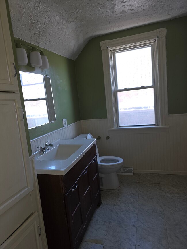 Photo - 934 W 11th St