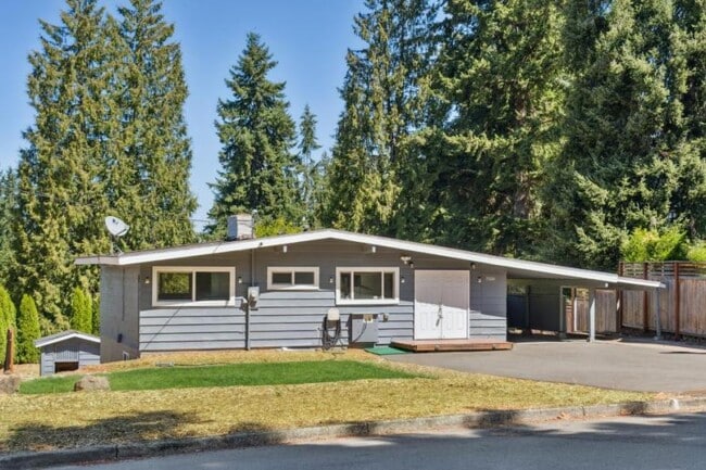 Building Photo - 4 bedroom in Bellevue WA 98006 Rental