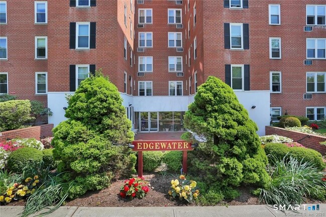 Building Photo - 7 4th St Unit 4J