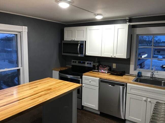 Building Photo - 1121 Broadway St S Unit #2