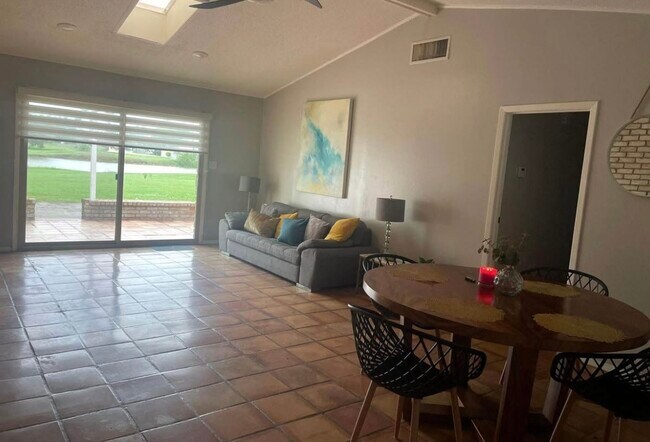 Photo - 712 Continental Dr