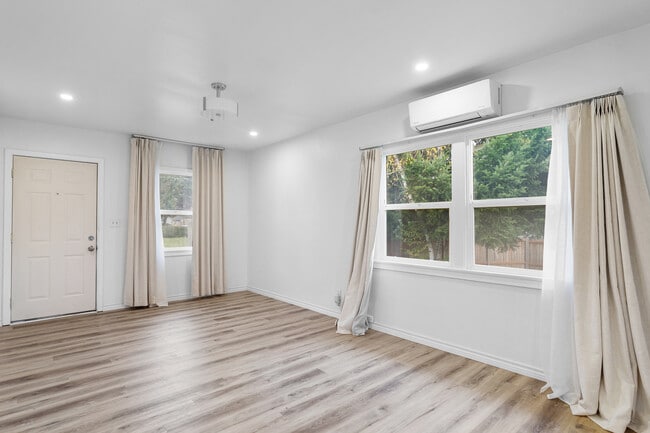 Building Photo - 2811 Watson Ave Unit 1