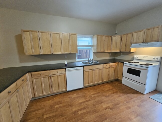 Photo - 24970 Dewdney Trunk Rd