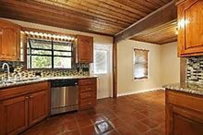 Photo - 701 E 46th St