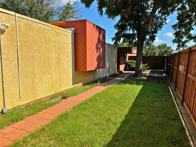 Photo - 2001 Santa Fe St Unidad Rear
