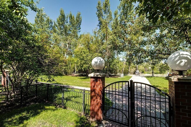 Photo - 400-4400 Eau Claire Ave SW