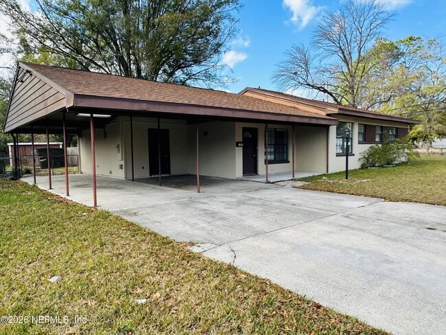 Photo - 1904 Delaroche Dr W