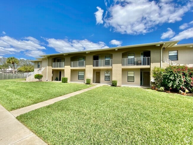 Building Photo - 145 Cypress Way E Rental