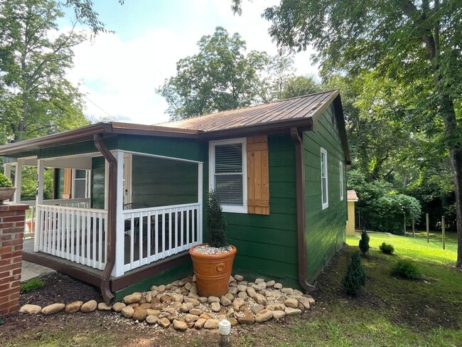 Photo - Charming Fully Renovated 2BR/1BA Near Both Hospitals – Washer/Dryer Included!