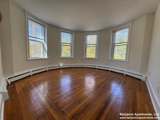 Building Photo - 1531 Beacon St Rental
