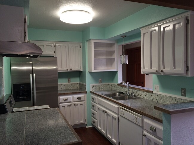 Building Photo - 1464 Avenida de las Americas