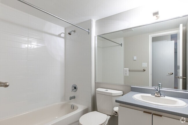 1BR, 1BA - 622SF - Bathroom - Riverside Tower