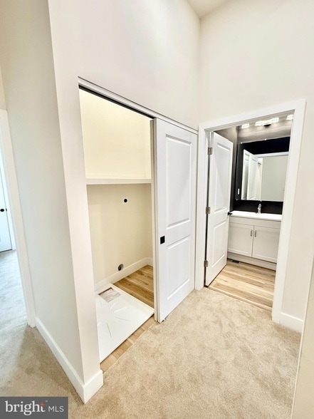 Photo - 151 N York St