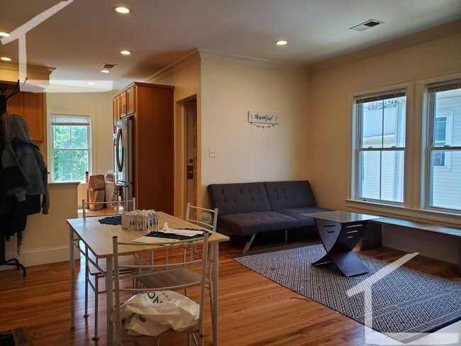 Building Photo - Awesome 4 bed 2 bath in Brighton... Well priced!