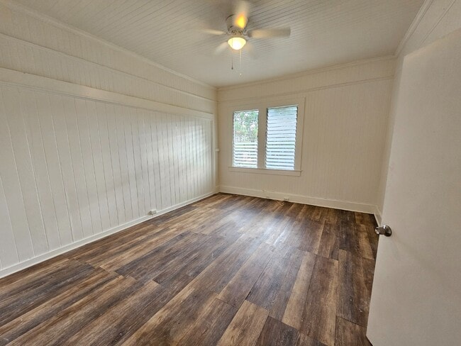 Photo - 2 Bed 1 Bath Apartment with one parking.  Tenant pay all utilities. Unidad B 2 -East