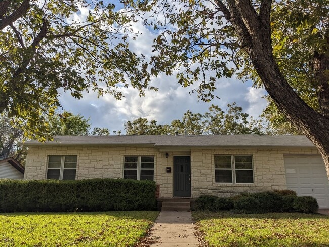 Building Photo - 3 Bed, 1 Bath with Hardwood Floors and Large Fenced Backyard