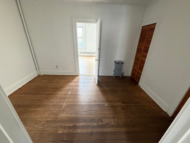 Habitación entre la cocina y el dormitorio con amplios armarios. - 147 Ferry St