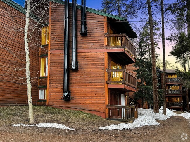 Building Photo - 2 Bedroom, 1 Bath on Peak 8! Updated unit,... Rental