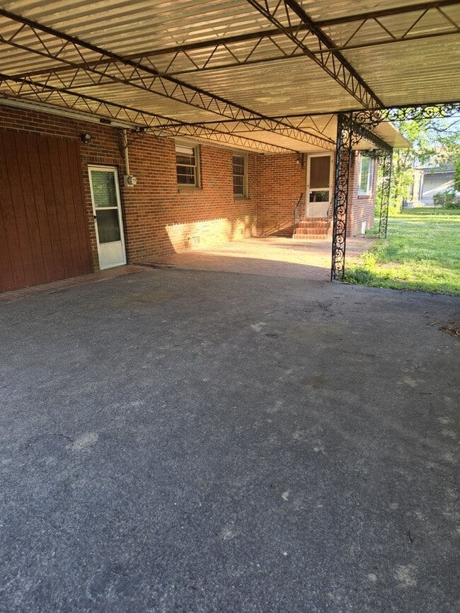 Photo - One-level living!