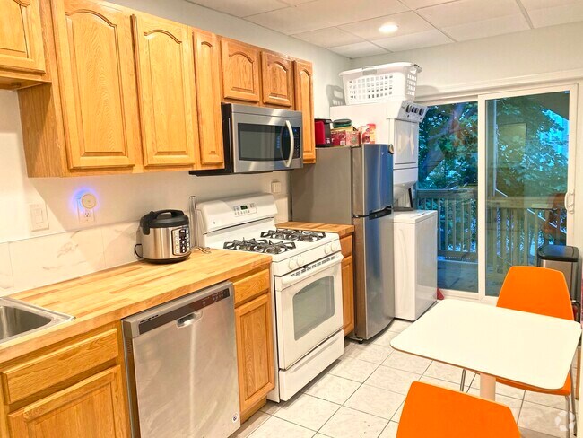 Building Photo - 130 W 8th St Unit 3 Rental