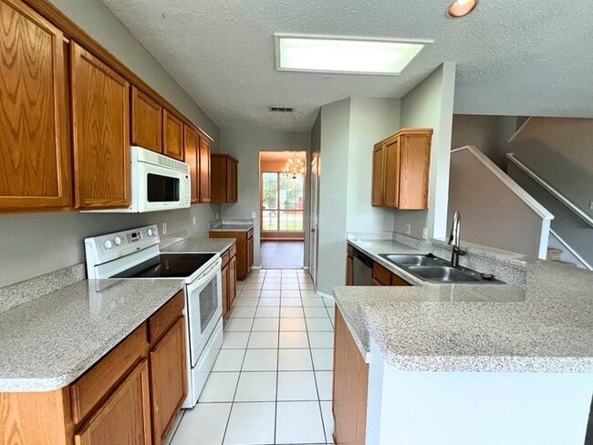 Photo - 2805 Crater Lake Ln