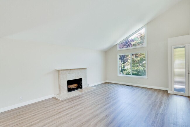 Photo - $8500-Mountain View 4 bedroom 3 baths in great neighborhood!