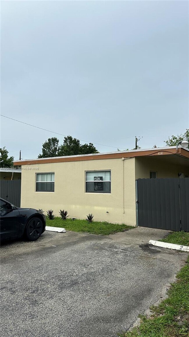 Building Photo - 414 NW 15th Way Unit A