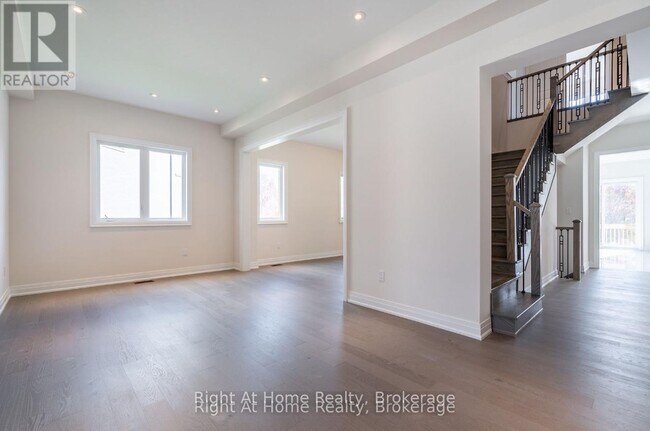 Photo - 94 Smokey Holw Pl