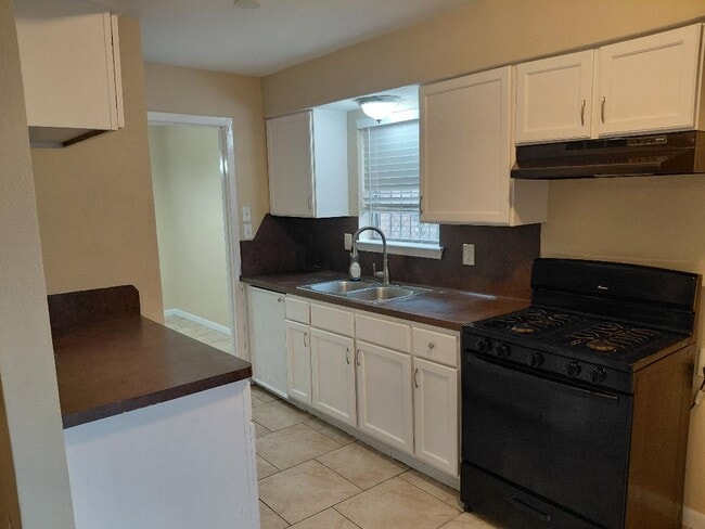 Photo - 5019 Tavenor Ln