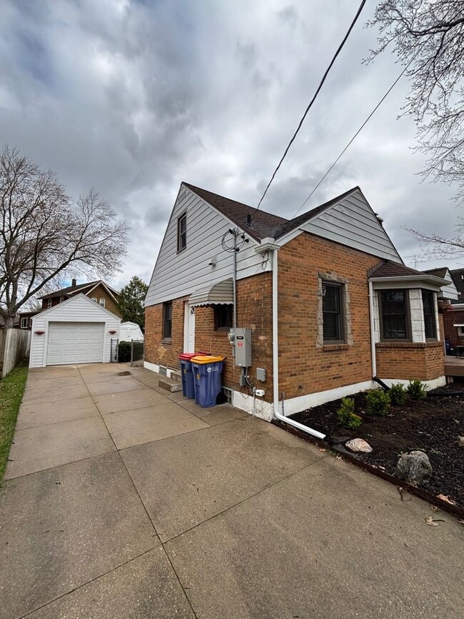 Photo - 709 Mulford Dr SE