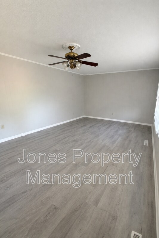 Photo - 152 Leonard Dr